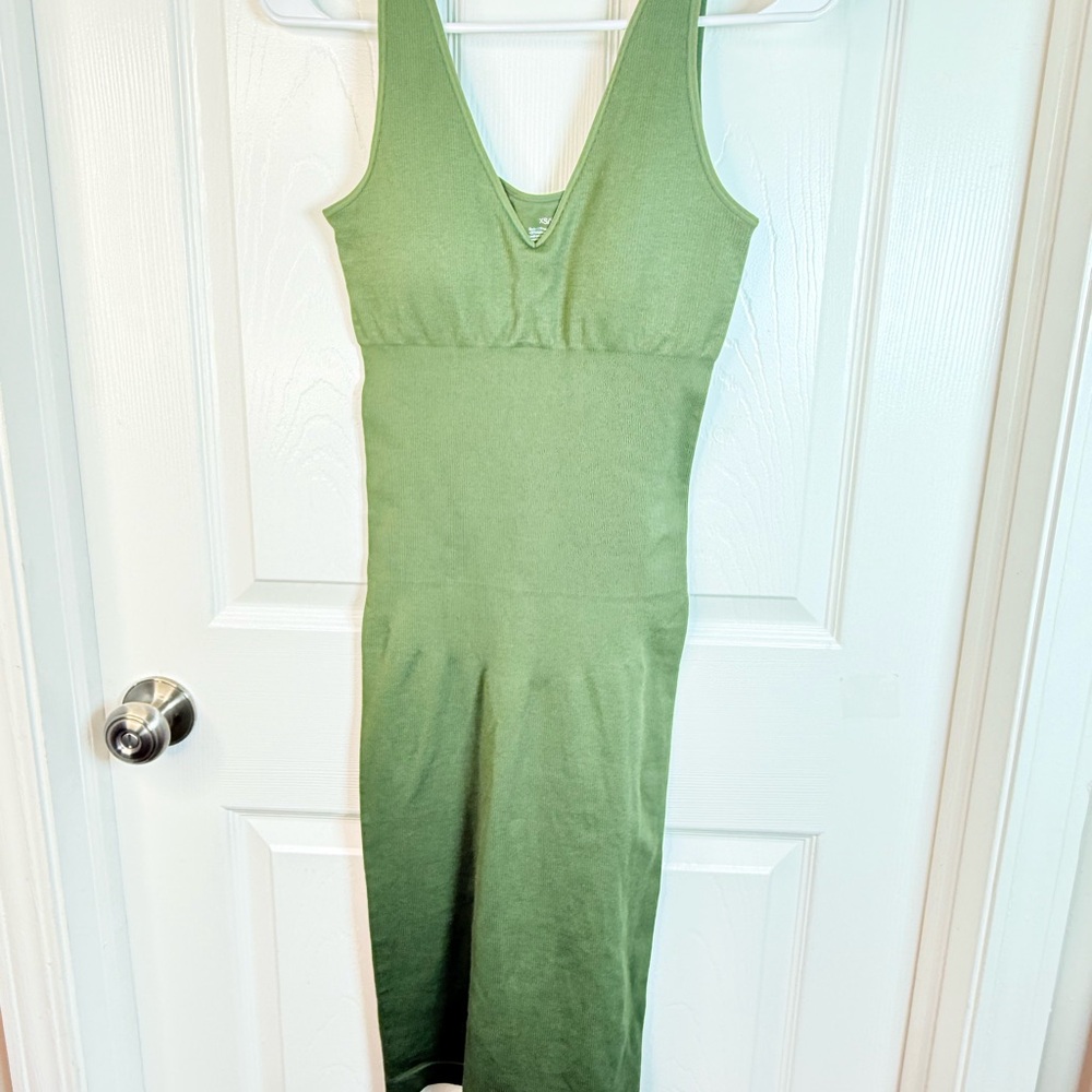 Elegant Green Sleeveless Dress roose cloud